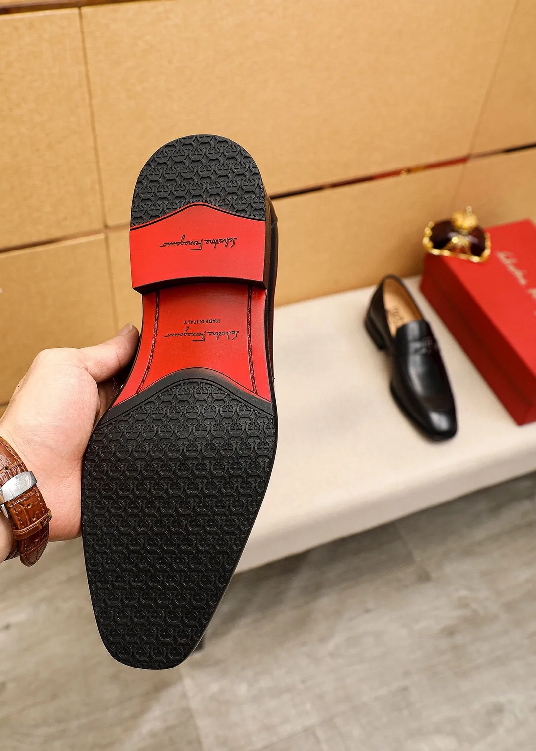Men's shoes💰480💰 Product trademark: Ferragamo "Ferragamo" casual leather shoes Regular size: 38-44 (custom-made for 45🉑️) Product materials: Selected imported first-layer calfskin upper + original hardware buckle, imported water-dyed cowhide leather lining. Strong three-dimensional visual effect, combined outsole Color: 1⃣️color optional